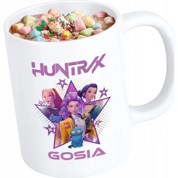 HRNEK S S POTISKEM KPOP DEMON HUNTERS HUNTRIX LOVKYNĚ DÉMONŮ SE JMÉNEM