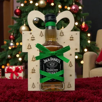 Vánoční dekorace Dřevěná vánoční dekorace ve tvaru dárku s mini Jack Daniel’s Old No. 7 0,05 l – originální vánoční pozornost