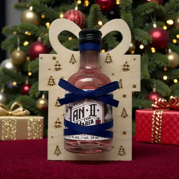 Vánoční dekorace Dřevěná vánoční dekorace ve tvaru dárku s mini Jan II. Pink Gin 0,05 l – originální růžová vánoční pozornost