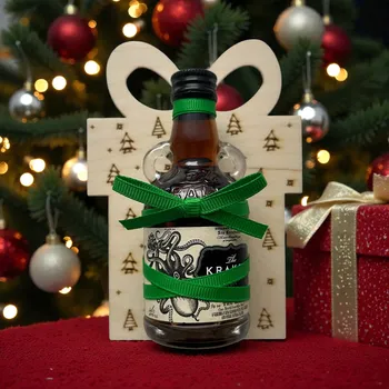 Rum Dřevěná vánoční dekorace ve tvaru dárku s mini Kraken Black Spiced Rum 0,05 l – originální dárek pro rumové nadšence