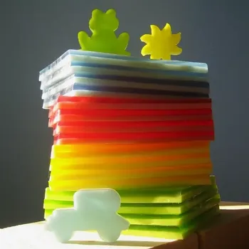 Dětské mýdlo Glycerinové mýdlové pláty se solí z Mrtvého moře na vykrajování mýdélek pro děti- "rodinná velikost". Jedná se o čtvrtky velkých plátů v různých barvách a vůních dle Vašeho výběru lemongrass (žlutá)