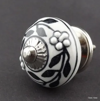 Nábytkové kování Nábytková úchytka bílá s černou reliéfní kresbou 4 cm - knopka