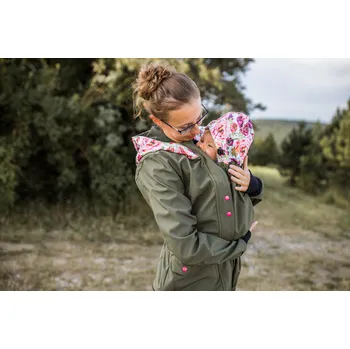 Dámské tričko Shara Softshellový kabát s hladícími kapsami ve vsadce - SKLADEM ve vel. M Velikost: M, Vzor: oliva/pivoňky