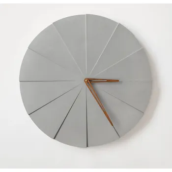 Hodiny ODLITO Betonové nástěnné hodiny Koláč 50 cm – přírodní, hnědé ručičky