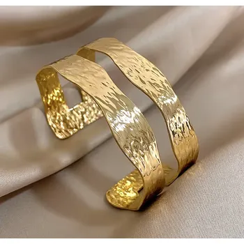 Náramek B-TOP Dámský nerezový náramek s nepravidelným designem Druh barvy: Zlatá