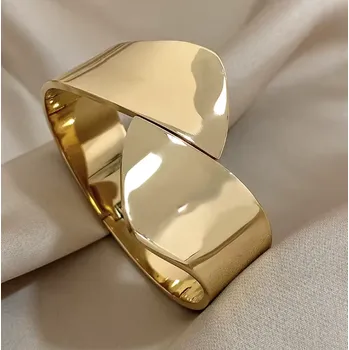 Náramek B-TOP Elegantní dámský pevný náramek z nerezové oceli ve stylovém designu Druh barvy: Zlatá