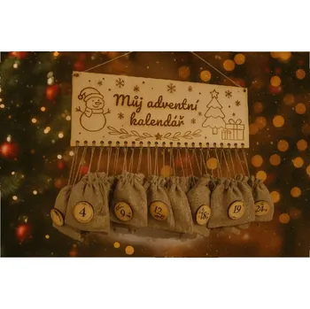 Vánoční dekorace Dary dřeva Dřevěný adventní kalendář s látkovými pytlíčky