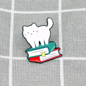 Bílá kočička na knížkách