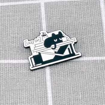 Lazy cat / Líná kočka odpočívající na stole