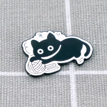 Černá kočička s klubíčkem