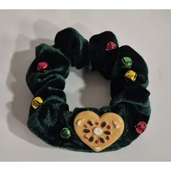 Vánoční scrunchie gumička do vlasů - zelená se srdíčkem (Vánoční gumička)