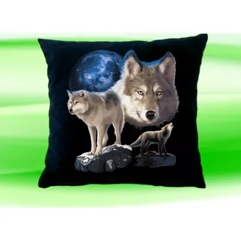Dekorativní polštářek Polštářek s vlky na skále černý (Polštář s vlkem 35x35 cm)