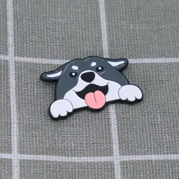 Bílošedý pejsek s vyplazeným jazykem