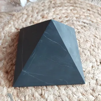 Šungit Pyramida 10x10 cm neleštěná