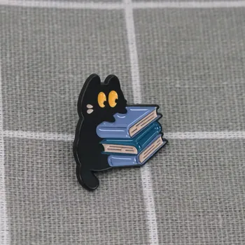 Černá kočka se stohem knih