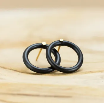 Náušnice Náušnice Nekonečno - černé Barva puzetky: zlatá