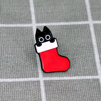 Černá kočka ve vánoční ponožce