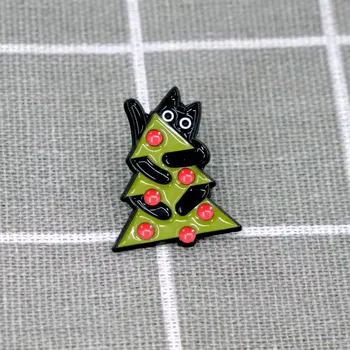 Černá kočička kolem vánočního stromečku