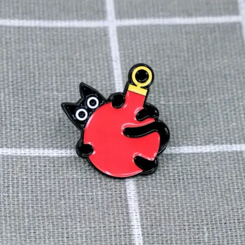 Černá kočka na vánoční ozdobě