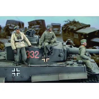 Plastikový model Royal Model 1/35 German crew Tiger I - Eastern Front - WWII