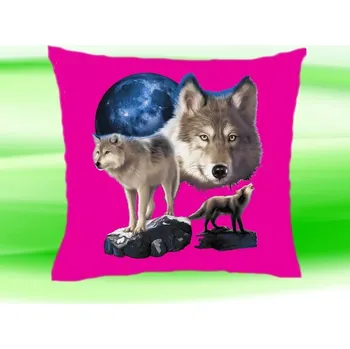 Dekorativní polštářek Polštářek s vlky na skále růžový (Polštář s vlkem 35x35 cm)