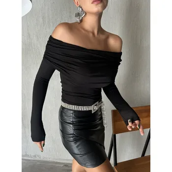 First Angels Černý top s odhalenými rameny Velikost: M