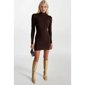Dámské šaty Black Fashion Hnědé přiléhavé šaty s rolákem Velikost: S