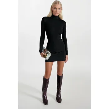 Dámské šaty Black Fashion Černé přiléhavé šaty s rolákem Velikost: M