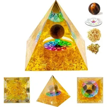 Dekorační krystalová pyramida 5x5 cm s tygřím okem Zlatá čakrová pyramida Křišťál s rutilovým křemenem Energie zdraví a sebedůvěry