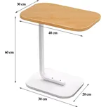 Moderní odkládací stolek ve tvaru C pod sedačku, světlé dřevo a bílá kovová základna