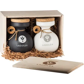 Rostlinný olej Dřevěný dárkový box s BIO extra panenským olivovým olejem Patrinia a extra panenským olivovým olejem Megaritiki 400ml Ladolea
