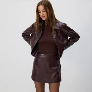 Dámské kraťasy Reserved - Kraťasová sukně z umělé kůže - bordó - 0868A-53X - 0868A-53X-S