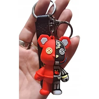 Přívěsek Na Klíče Medvídek 3D v červeno-černém provedení