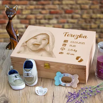 Dárkový potravinový koš Dárková truhla k narození dítěte s gravírovanou fotografií 34x25 cm, Dárek pro miminko, novorozence, nastávající rodiče