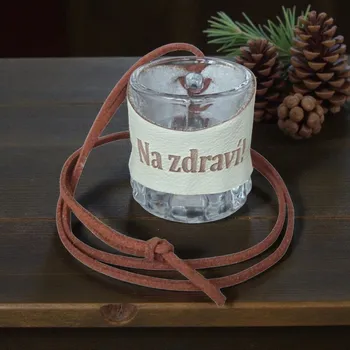 Sklenice Skleněný panák s koženým obalem – Na zdraví!
