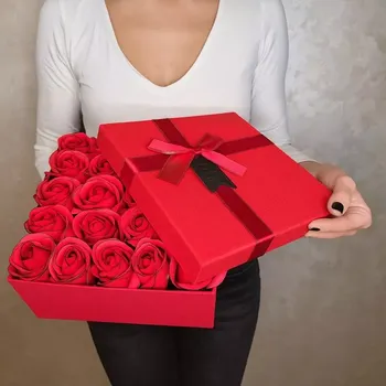 Mýdlo Mýdlová kytice Roseluxe L | Červený Čtvercový Flower Box (Nádherný dárkový Box s celkem 22x mýdlovými červenými růžemi s černým okrajem v luxusním Flower Boxu ve tvaru čtverce o rozměru 18,5x18,5x11cm převázaný mašlí a věnováním)