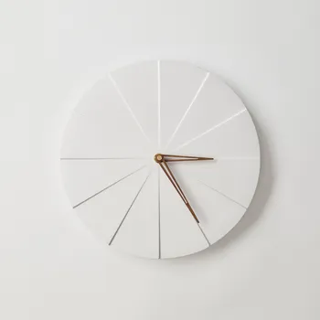 Hodiny ODLITO Betonové nástěnné hodiny Koláč – bílá – 28,5 cm – hnědé ručičky