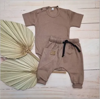 Kojenecká souprava Kazum | Žebrovaná souprava body kr. rukáv + tepláčky Magic, bavlna, čokoládová - 56 (1-2m)