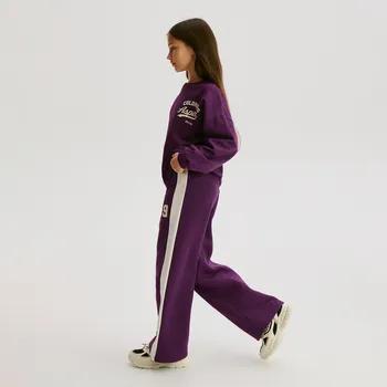 Dětská móda Reserved - Tepláky s&nbsp;postranními pruhy - tmavě fialová - 105FG-49X - 105FG-49X-152