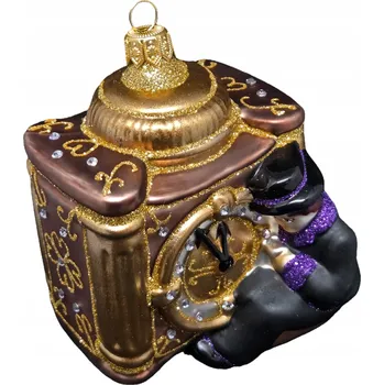 Vánoční dekorace Ručně malovaná skleněná vánoční koule zobrazující chlapce sedícího u stolu