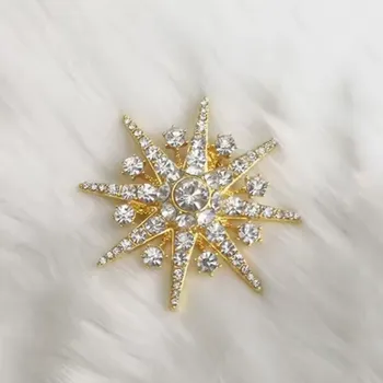 Brož B-TOP Brož ve tvaru vločky zdobená krystaly Druh barvy: Zlatá