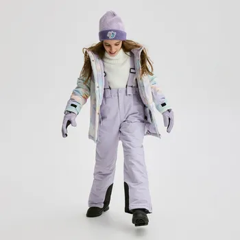 Dětská móda Reserved - Zateplené kalhoty s&nbsp;kšandami - levandulová - 262EX-04X - 262EX-04X-158