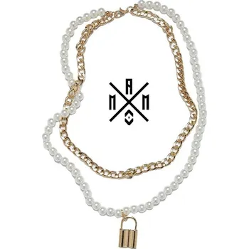 Náhrdelník Elegantní náhrdelník se skládá ze dvou různých řetízků, z nichž každý má svůj vlastní styl. Jeden řetízek se prezentuje jako lesklý perlový náhrdelník, zatímco druhý řetízek má zlatý odstín, který s ním ladí. Dále je k perlovému náhrdelníku připevněn přív