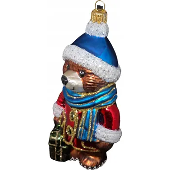 Vánoční dekorace Ručně malovaná skleněná vánoční koule zobrazující roztomilého medvídka v čepici a šále.