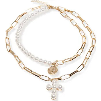 Náhrdelník Třpytivé perly se setkávají se zlatem: náš dvouřadý náhrdelník "Pearl Cross Necklace" vás rozhodně okouzlí! Vnitřní řetízek se skládá z 50 % z perel a z 50 % z řetízkových článků. Na náhrdelníku jsou dva přívěsky: malý přívěsek s hlavou a perlový křížek. 