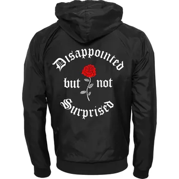 Dámská casual bunda Windrunner - Disappointed od značky MAMpici je lehká přechodná bunda, která dokonale spojuje funkčnost a styl. Tento model je ideální pro jarní a podzimní období, kdy potřebujete ochranu před větrem, ale zároveň nechcete ztratit na pohodlí. Bunda je vyrob