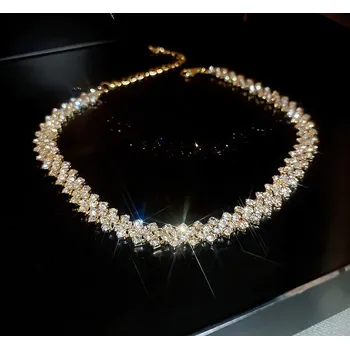 Náhrdelník B-TOP Módní choker náhrdelník s krystaly - pozlacený