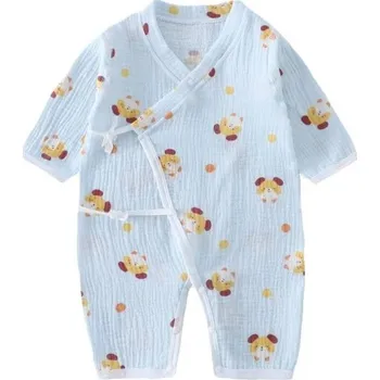 Kojenecký overall Mušelínový bavlněný overal pro novorozence s dlouhým rukávem a výstřihem do V Modrý unisex overal s motivem pejsků a šněrovacími rozparky 3-6 měsíců