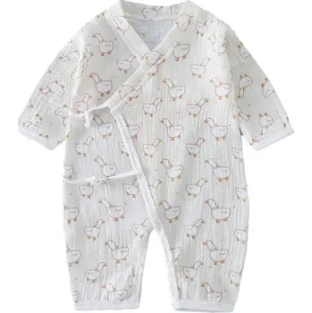 Kojenecký overall Mušelínový bavlněný overal pro novorozence s dlouhým rukávem a výstřihem do V Šedý unisex overal s motivem kachen a šněrovacími rozparky 12-24 měsíců