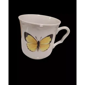 Porcelánový hrnek se žlutým motýlem (Hrnek se žlutým motýlem)